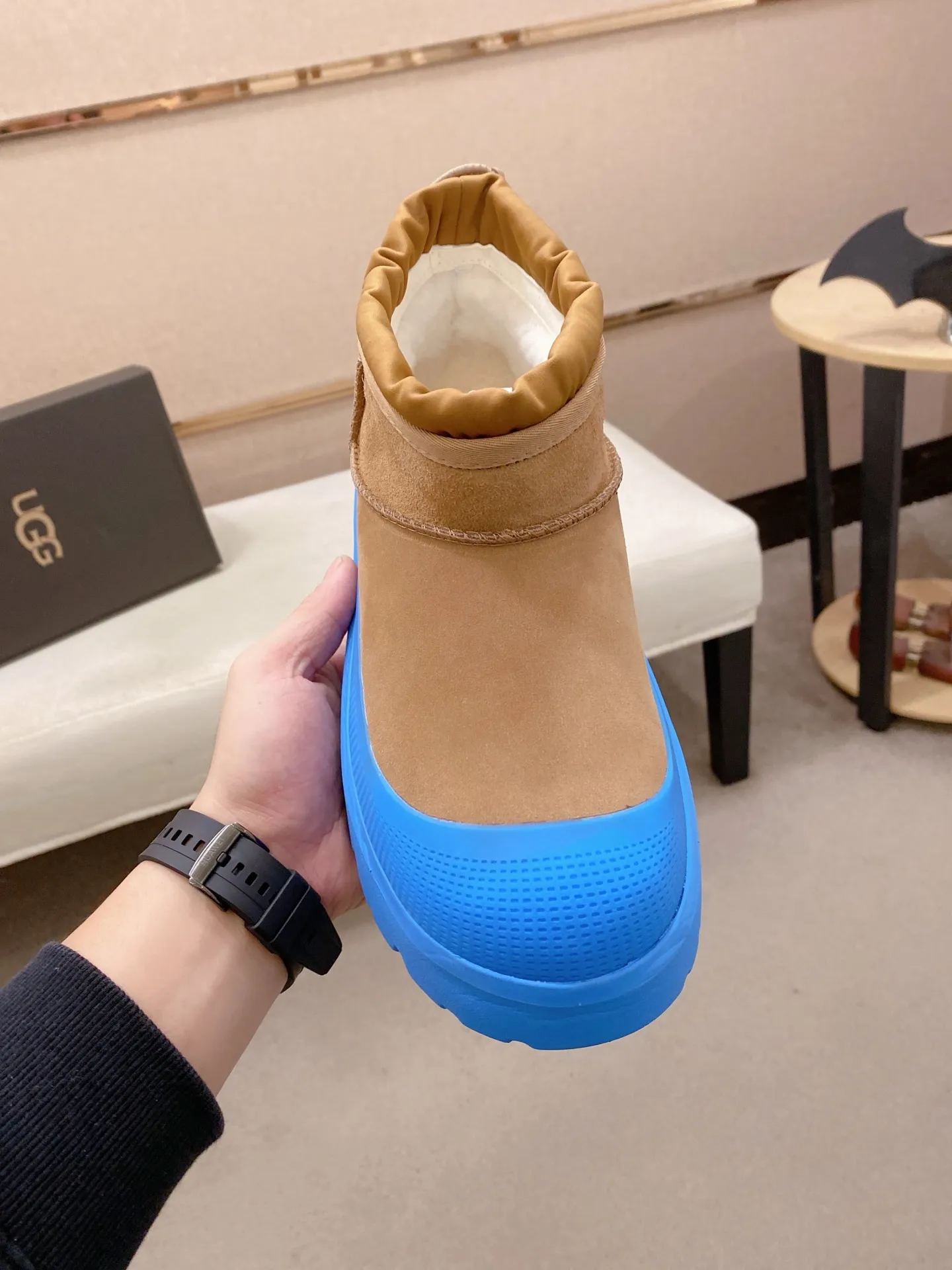 Factory price: 500💰Couple model💏 Same style as Wang Yibo, North American men's shoes Ugg ☃️In the special sale of new high-quality men's shoes snow boots in autumn and winter, the nemesis of extreme cold weather! Made of cowhide leather, merino wool lining, and original outsole, whether driving, outdoor or daily wear, there is always one that suits you! Male and female size: 35-46.